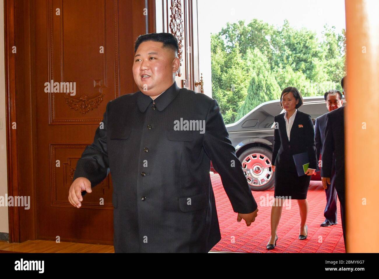 Le secrétaire Pompeo et le président Kim assistent à un déjeuner de travail à Pyongyang le président Kim Jong un de la République populaire démocratique de Corée arrive pour un déjeuner de travail avec le secrétaire d'État Michael R. Pompeo à Pyongyang, République populaire démocratique de Corée, le 7 octobre 2018. Banque D'Images