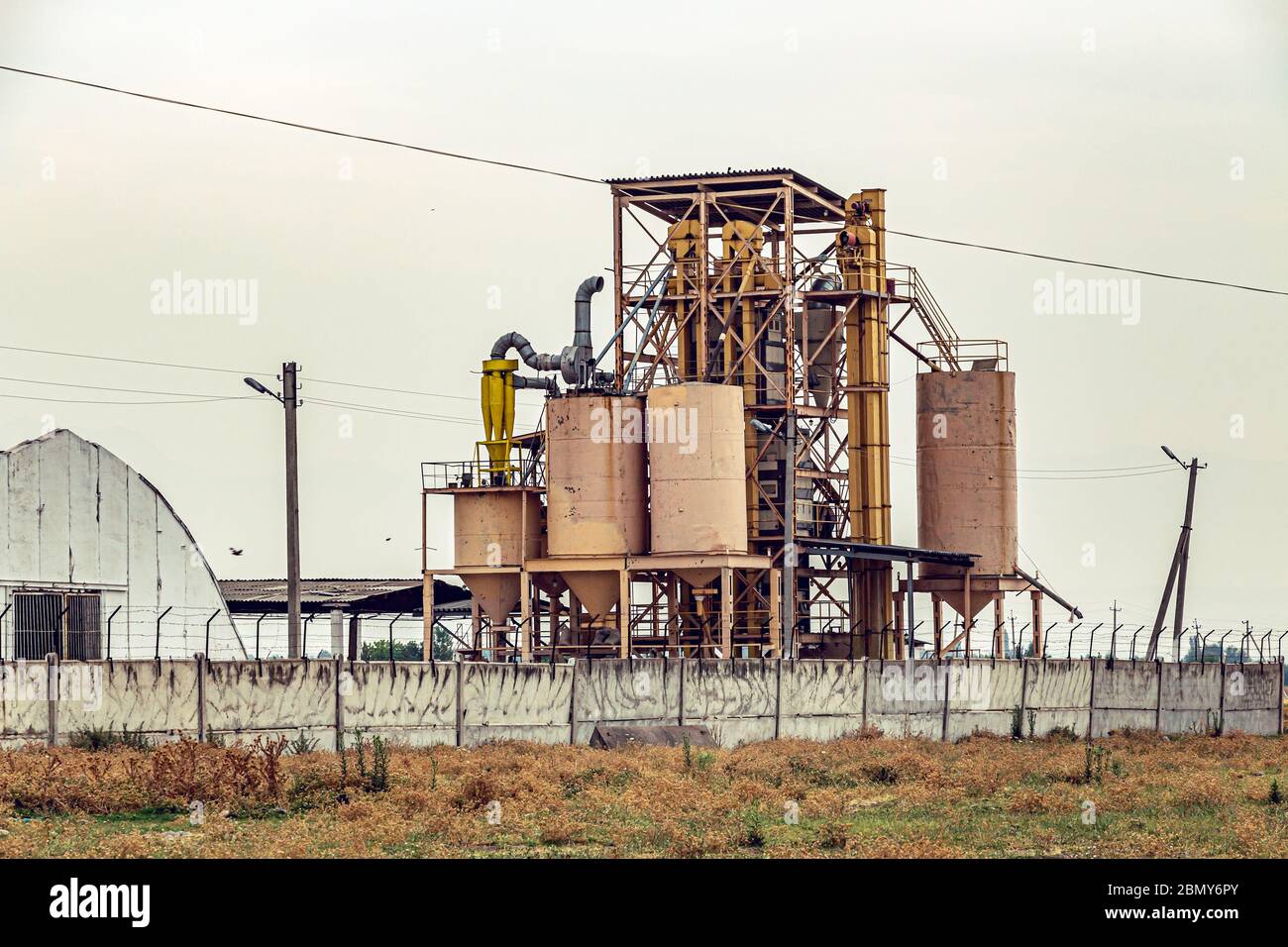 Ancien séchoir à grains abandonné construit à l'époque de l'Union soviétique, équipement agricole Banque D'Images