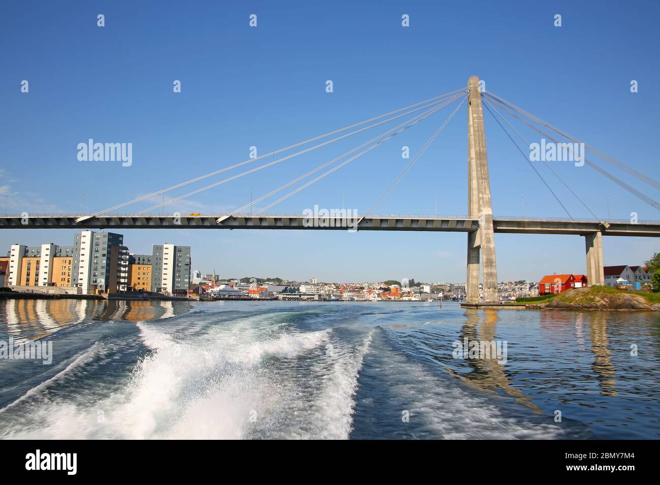 Le pont de la ville de Stavanger est un pont à câbles situé dans la ville de Stavanger, dans le comté de Rogaland, en Norvège. Le pont traverse le détroit de Straumsteinsundet co Banque D'Images