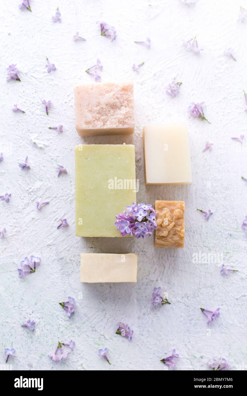 Un bar de savon naturel avec des fleurs. Soins de la peau. Santé et beauté. Banque D'Images