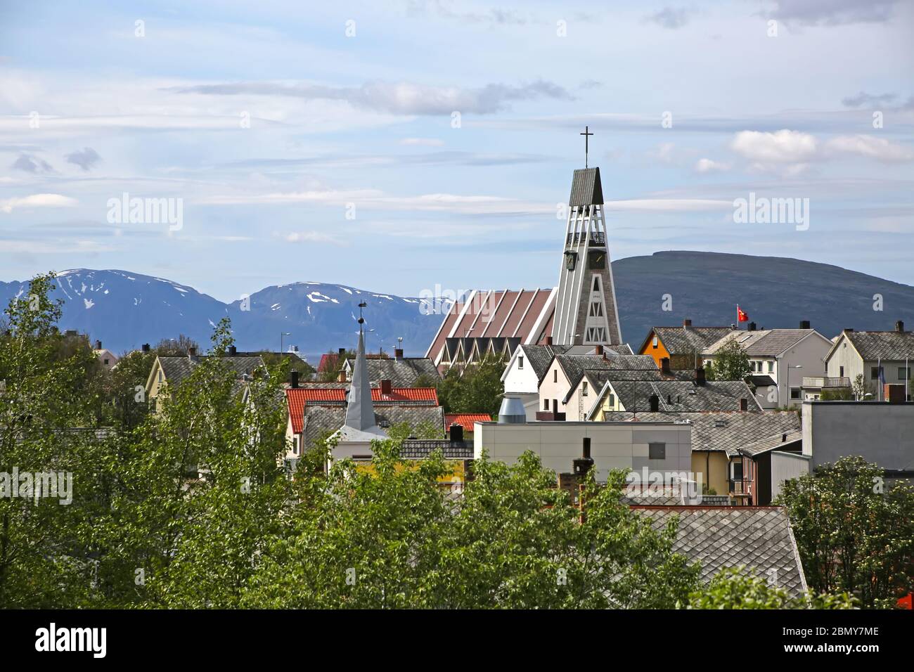 Ville de Hammerfest avec la cathédrale, les montagnes et les fjords en arrière-plan. Hammerfest est la ville la plus au nord du monde avec plus de 10,000 pouces Banque D'Images