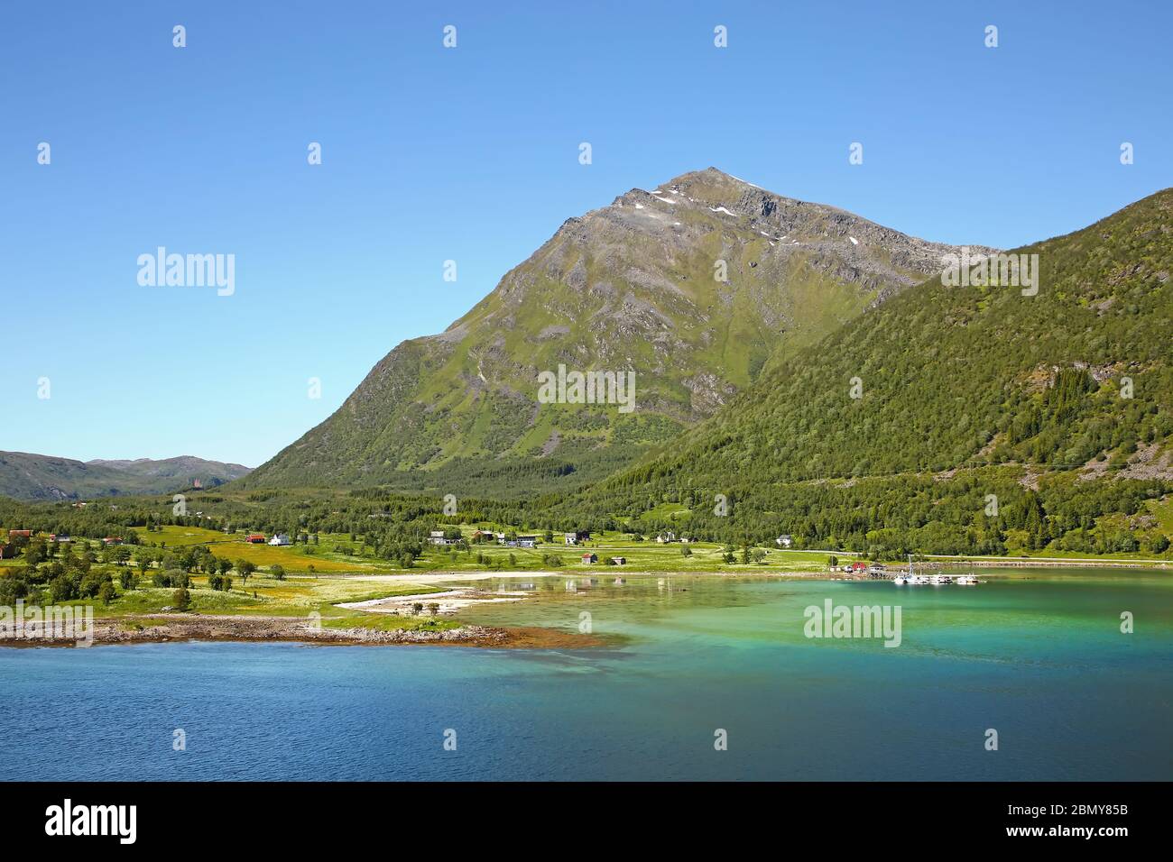 Magnifique paysage pittoresque de fjords, îles, village et passages intérieurs ; Andfjorden et Vestfjorden, entre Bodo et Hammerfest, Norvège. Banque D'Images