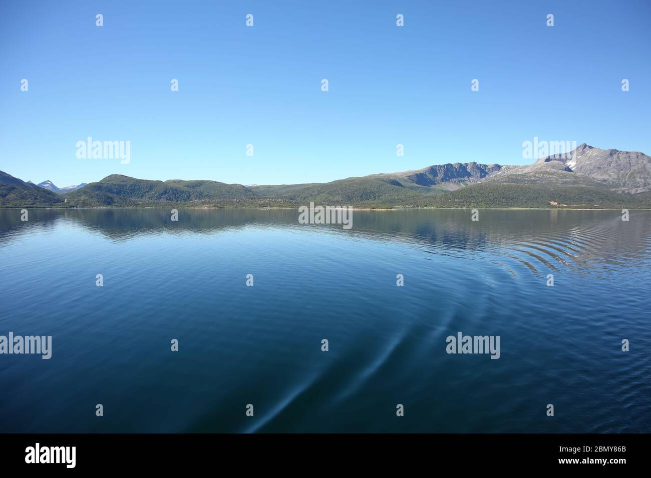 Magnifique paysage pittoresque de fjords, îles et passages intérieurs ; Andfjorden et Vestfjorden, entre Bodo et Hammerfest, Norvège. Banque D'Images