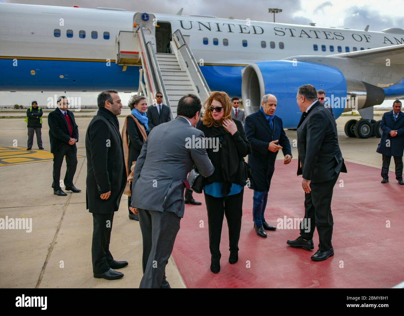 La secrétaire Pompeo arrive à Amman, en Jordanie le secrétaire d'État américain Michael R. Pompeo et Mme Susan Pompeo arrivent à l'aéroport international Queen Alia à Amman, en Jordanie, le 8 janvier 2019, Et sont accueillis par le chargé d'affaires de l'ambassade des États-Unis Jim Barnhart, Mme Elizabeth Barnhart, le secrétaire général du ministère jordanien des Affaires étrangères Zaid al-Lozi, le chef du protocole Sami Ghosheh, et le directeur du bureau du ministère jordanien des Affaires étrangères des Amériques du Nord, Khalid al-Kadi. Banque D'Images