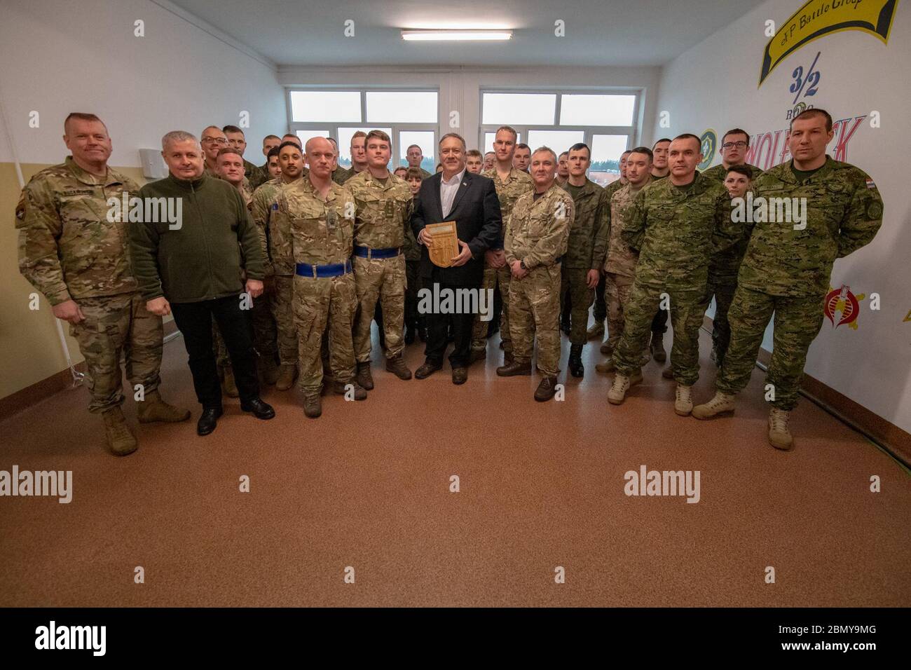 Le 13 février 2019, le secrétaire d’État américain Mike Pompeo a rencontré les troupes de la présence avancée renforcée (EFP) qui ont participé à une démonstration de tir réel en Europe, renforçant les alliances de l’OTAN et la coopération militaire. Banque D'Images