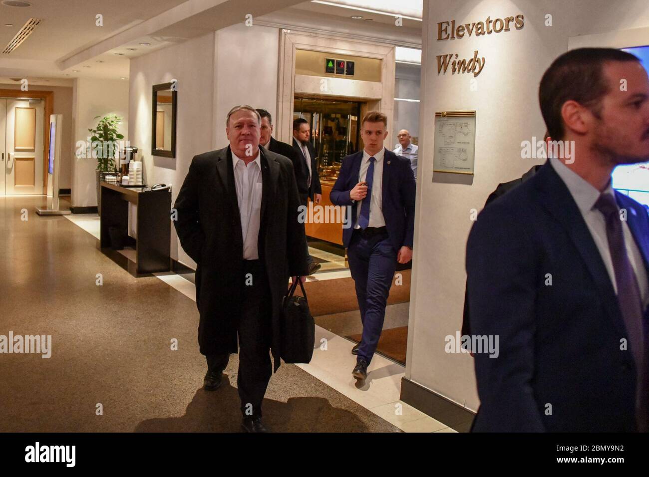 Le secrétaire d’État Mike Pompeo se rend de Varsovie à l’aéroport de Szymany, à Szczytno (Pologne), pour assister à une démonstration de tir réel du groupement tactique de présence avancée renforcée (EFP) de l’OTAN. Banque D'Images