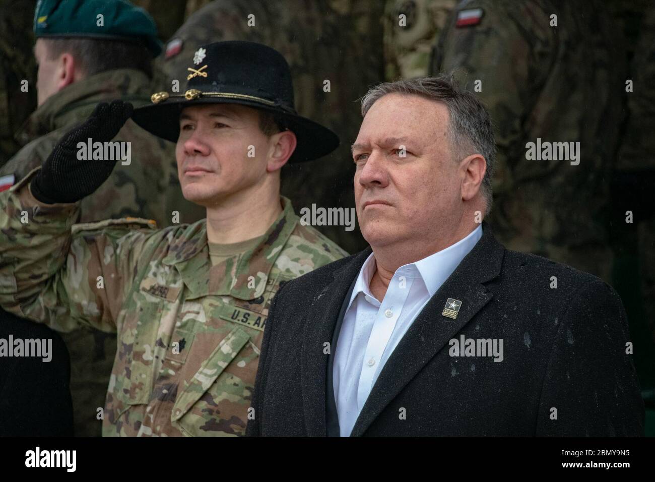 Le secrétaire d'État américain Michael R. Pompeo assiste à une démonstration de tir réel des troupes du groupement tactique de l'OTAN de présence avancée renforcée (EFP) le 13 février 2019. La manifestation a mis en évidence l'engagement de l'OTAN en faveur de la défense collective et de la préparation. Banque D'Images