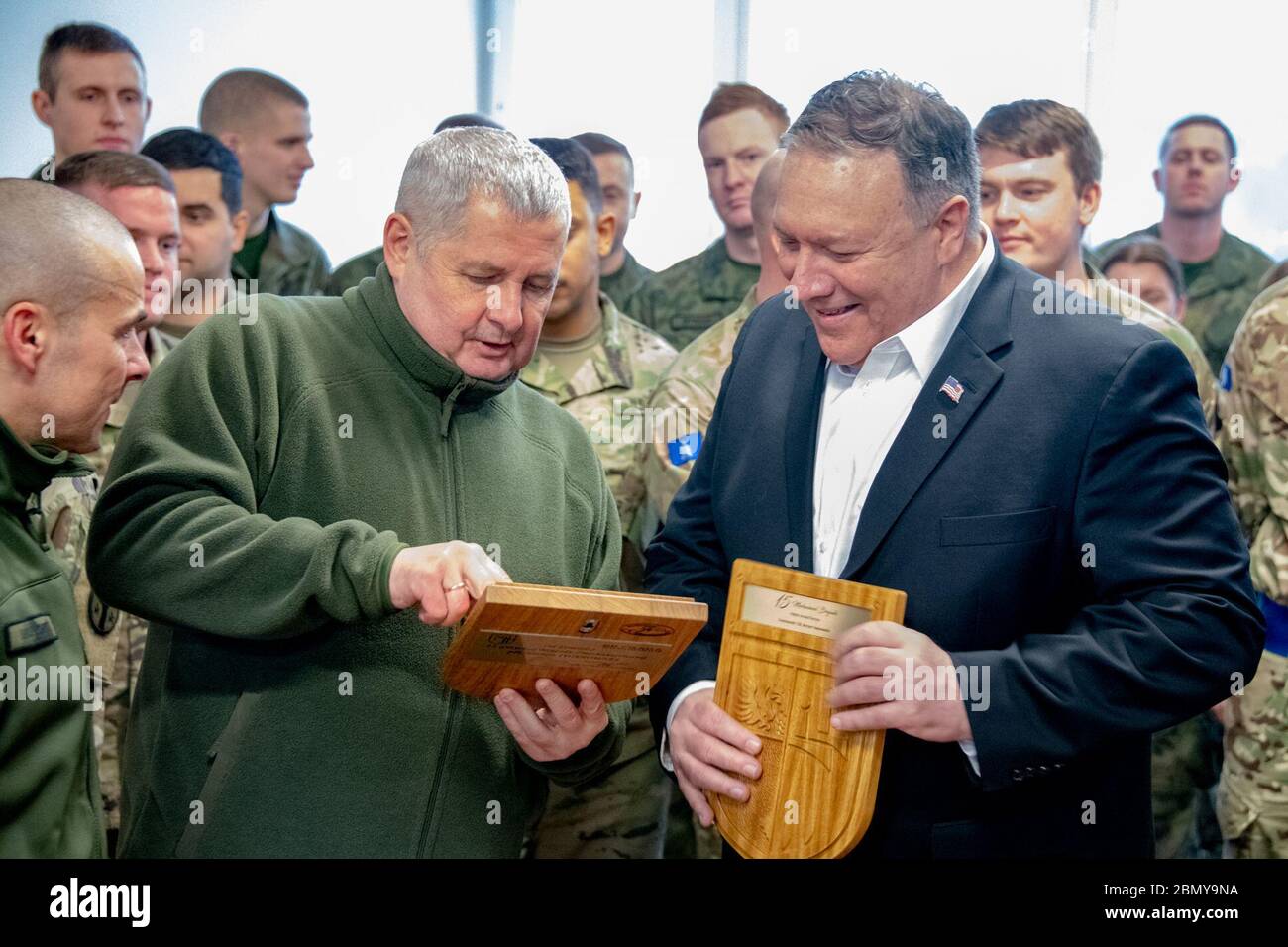 Le secrétaire d'État américain Michael Pompeo rencontre les troupes de l'EFP (présence avancée renforcée) en Estonie qui ont participé à une manifestation de tir réel le 13 février 2019. Banque D'Images