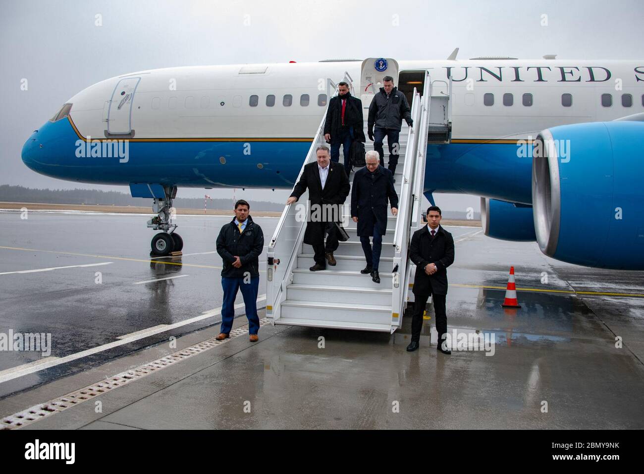 Lors d'une visite à Varsovie, le secrétaire d'État américain Michael Pompeo s'est rendu à l'aéroport de Szymany, en Pologne, pour assister à une démonstration de tir réel du groupement tactique de présence avancée renforcée (EFP) de l'OTAN, mettant en valeur les capacités de défense de l'OTAN. Banque D'Images
