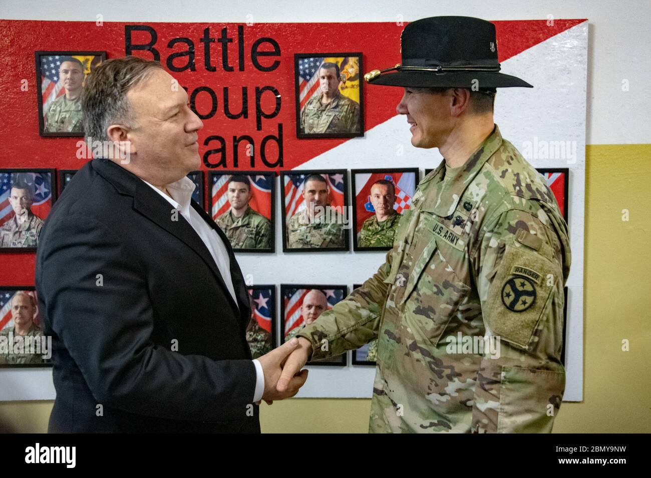 Le 13 février 2019, le secrétaire d'État américain Michael Pompeo a rencontré les troupes de l'EFP (présence avancée renforcée) à la suite d'une manifestation de tir réel. La réunion a mis en évidence le soutien militaire américain en Europe de l’est et les efforts de défense de l’OTAN. Banque D'Images