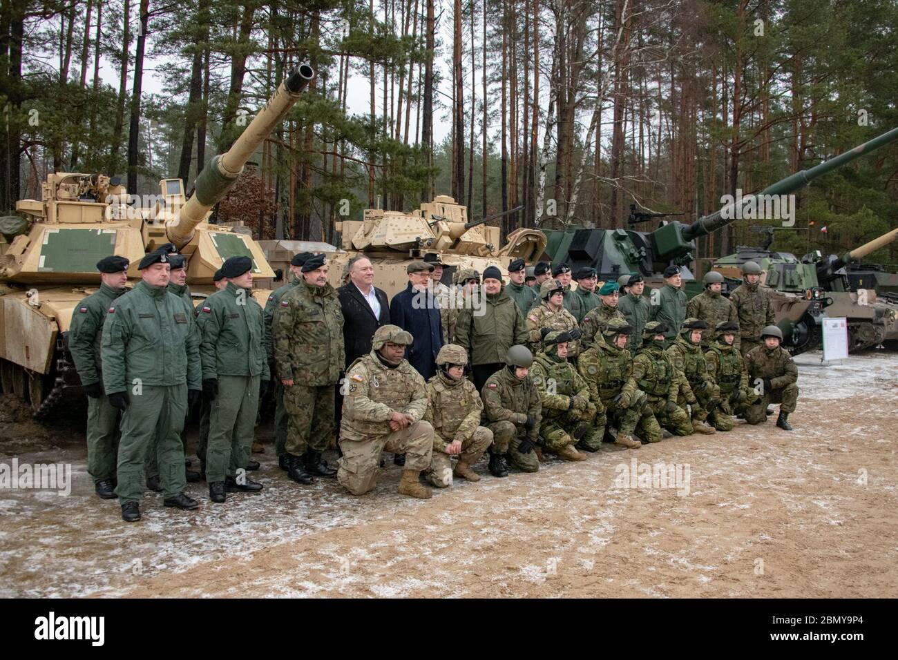 Le 13 février 2019, le secrétaire d'État américain Mike Pompeo a assisté à une démonstration de tir réel du groupement tactique de présence avancée renforcée (EFP) de l'OTAN, observant l'entraînement et les capacités des forces de l'OTAN dans un exercice de défense. Banque D'Images