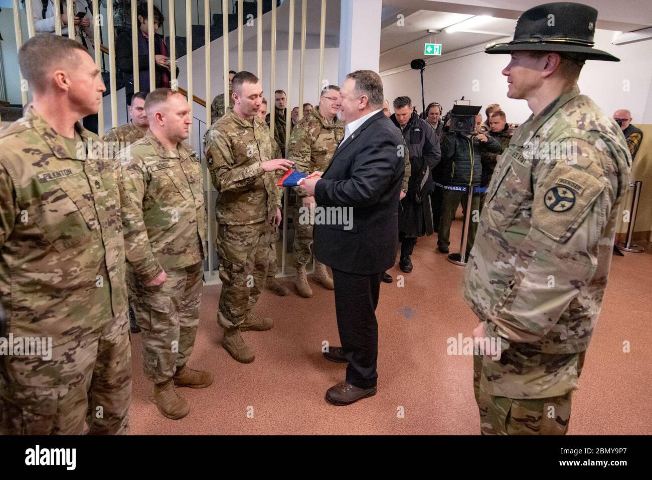 Le 13 février 2019, le secrétaire d'État américain Mike Pompeo a rencontré les troupes de l'EFP (présence avancée renforcée) participant à une démonstration de tir réel. La réunion s’inscrivait dans le cadre de l’engagement diplomatique des États-Unis avec les alliés de l’OTAN. Banque D'Images