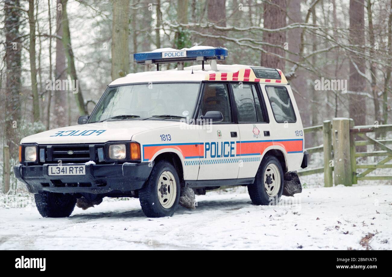 La police du Hampshire a marqué des voitures de police en patrouille dans la région de Lyndhurst, dans la New Forest, lors d'une chute de neige hivernale, à Lyndhurst, dans la New Forest, au Hampshire, en Angleterre, au Royaume-Uni Banque D'Images