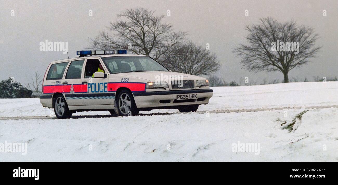 La police du Hampshire a marqué des voitures de police en patrouille dans la région de Lyndhurst, dans la New Forest, lors d'une chute de neige hivernale, à Lyndhurst, dans la New Forest, au Hampshire, en Angleterre, au Royaume-Uni Banque D'Images