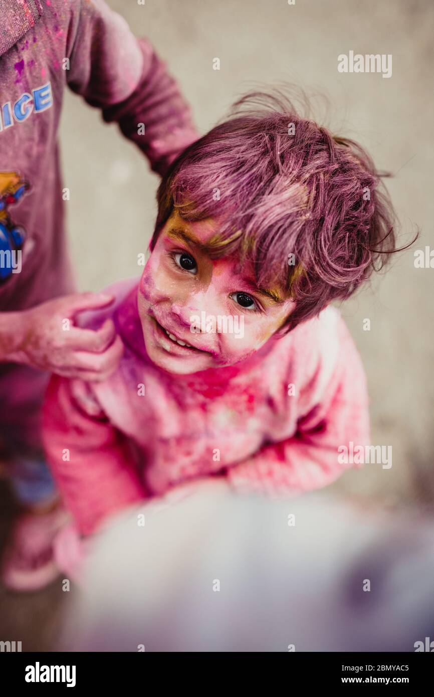 Les gens célèbrent Holi, le festival des couleurs à Jaipur, en Inde Banque D'Images