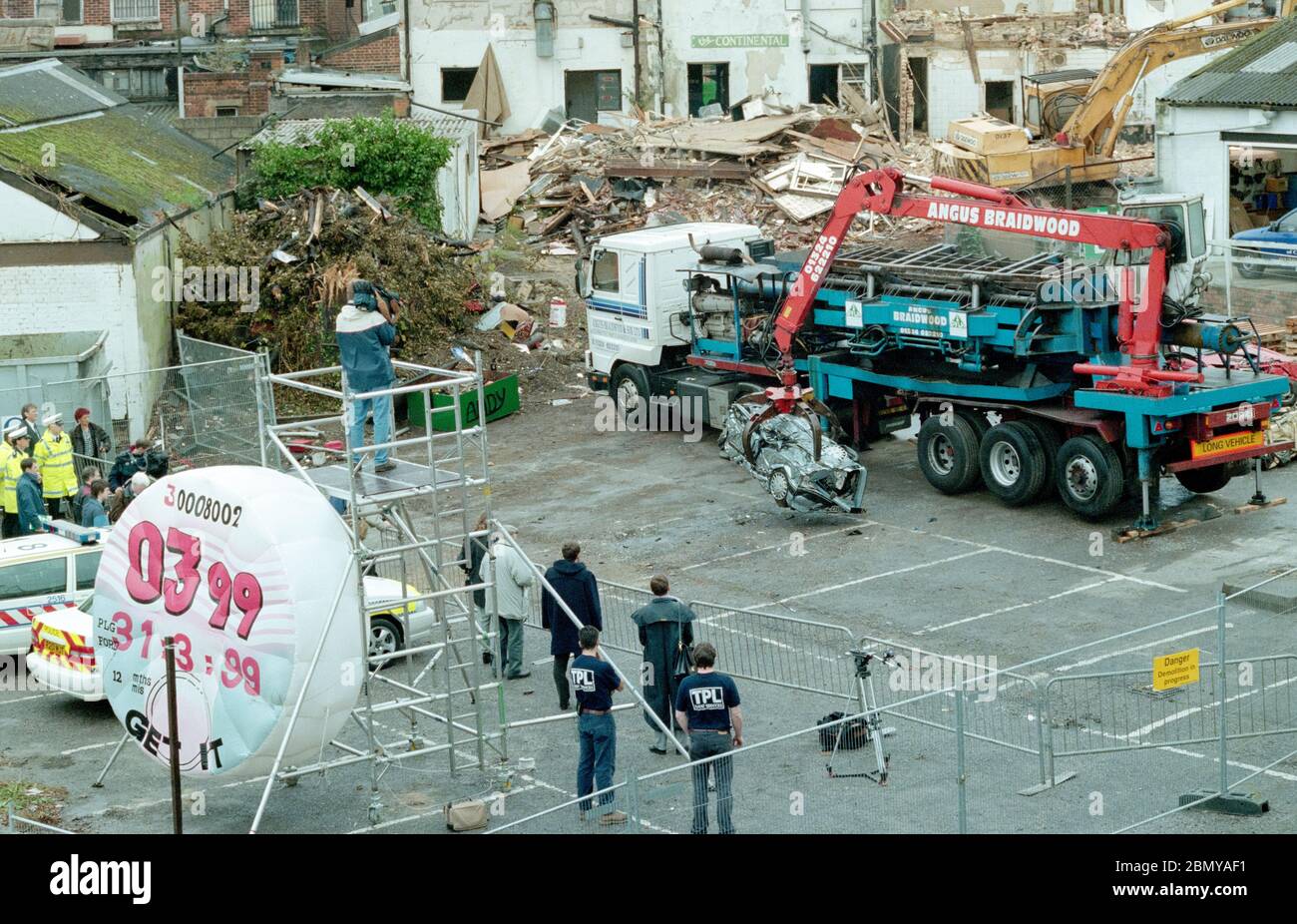 Un concasseur de voiture mobile au travail à Southampton où la police et DVLA ont saisi des voitures étaient compactées, Southampton, Hampshire, Angleterre, Royaume-Uni Banque D'Images