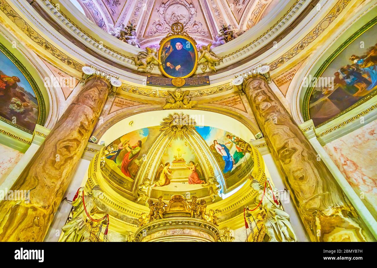 CADIX, ESPAGNE - 24 SEPTEMBRE 2019 : les belles décorations de la Chapelle du Saint Sacrement à Oratorio de la Santa Cueva avec de nombreuses décorations historiques Banque D'Images