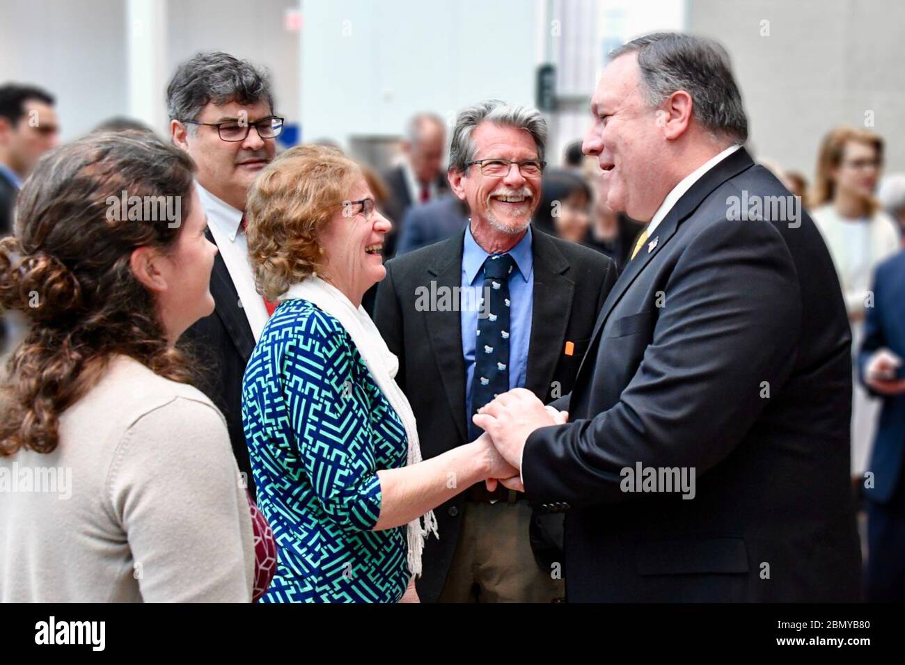 Le 2 avril 2019, le secrétaire d'État américain Michael Pompeo a rencontré les familles d'Américains retenus en otage à l'étranger au Département d'État pour leur fournir des mises à jour et un soutien dans le cadre de leurs efforts continus pour ramener leurs proches à la maison. Banque D'Images Le 2 avril 2019, le secrétaire d'État américain Michael Pompeo a rencontré les familles d'Américains retenus en otage à l'étranger au Département d'État pour leur fournir des mises à jour et un soutien dans le cadre de leurs efforts continus pour ramener leurs proches à la maison. Banque D'Images