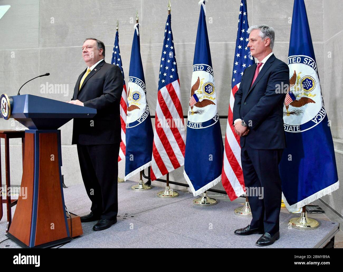 Le 2 avril 2019, le secrétaire d'État américain Michael R. Pompeo et l'envoyé spécial du président pour les affaires des otages Robert O'Brien ont rencontré les familles des otages américains retenus à l'étranger pour offrir leur soutien et des mises à jour sur les efforts diplomatiques. Banque D'Images Le 2 avril 2019, le secrétaire d'État américain Michael R. Pompeo et l'envoyé spécial du président pour les affaires des otages Robert O'Brien ont rencontré les familles des otages américains retenus à l'étranger pour offrir leur soutien et des mises à jour sur les efforts diplomatiques. Banque D'Images