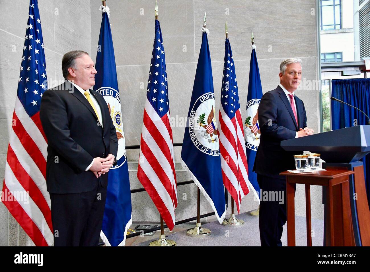 L'envoyé spécial du Président O'Brien et le Secrétaire Pompeo s'expriment auprès des familles d'otages américains l'envoyé spécial du Président pour les otages Robert O'Brien et le Secrétaire d'État Michael R. Pompeo pronontent des remarques aux familles d'Américains détenus à l'étranger le 2 avril 2019, au Département d'État. Banque D'Images L'envoyé spécial du Président O'Brien et le Secrétaire Pompeo s'expriment auprès des familles d'otages américains l'envoyé spécial du Président pour les otages Robert O'Brien et le Secrétaire d'État Michael R. Pompeo pronontent des remarques aux familles d'Américains détenus à l'étranger le 2 avril 2019, au Département d'État. Banque D'Images