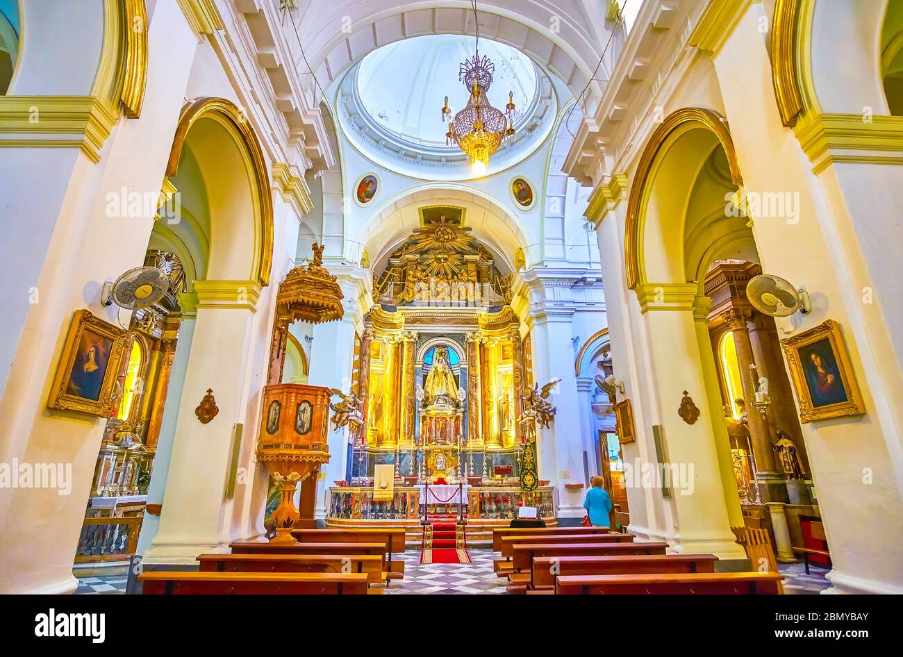 CADIX, ESPAGNE - 24 SEPTEMBRE 2019 : intérieur de la petite église Iglesia del Rosario avec beau autel doré et sculpture de Madonna, sur se Banque D'Images