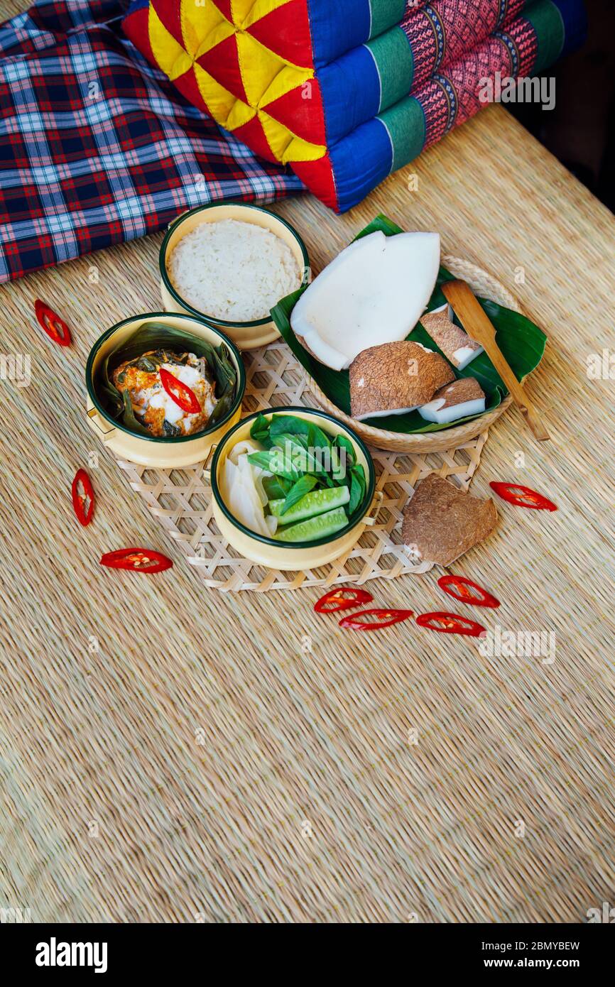 Curry de poisson à la vapeur avec riz au jasmin et légumes, tiré dans le style thaïlandais du nord-est local, avec des croquants et des pinto Banque D'Images