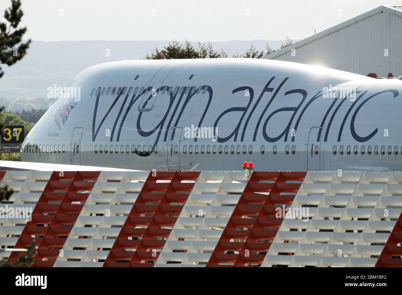 Glasgow, Royaume-Uni. 11 mai 2020. Photo : Virgin Atlantic déplace davantage son avion vers l'aéroport de Glasgow pour l'entreposage pendant le confinement prolongé du coronavirus (COVID19). Deux Boeing 747-400 et deux Airbus A330-300 sont vus sur le Tarmac. Jusqu'à présent, Virgin Atlantic a annoncé qu'elle fermera indéfiniment ses activités à l'aéroport de Gatwick, ce qui aura des répercussions considérables pour d'autres compagnies aériennes et le sud de l'Angleterre. Crédit : Colin Fisher/Alay Live News Banque D'Images