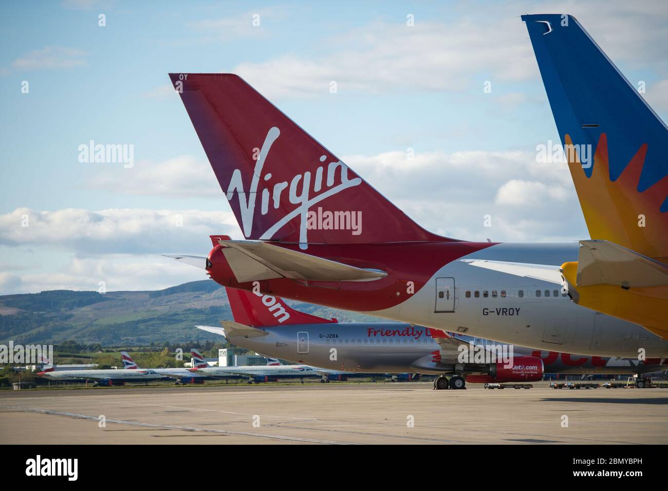 Glasgow, Royaume-Uni. 11 mai 2020. Photo : Virgin Atlantic déplace davantage son avion vers l'aéroport de Glasgow pour l'entreposage pendant le confinement prolongé du coronavirus (COVID19). Deux Boeing 747-400 et deux Airbus A330-300 sont vus sur le Tarmac. Jusqu'à présent, Virgin Atlantic a annoncé qu'elle fermera indéfiniment ses activités à l'aéroport de Gatwick, ce qui aura des répercussions considérables pour d'autres compagnies aériennes et le sud de l'Angleterre. Crédit : Colin Fisher/Alay Live News Banque D'Images