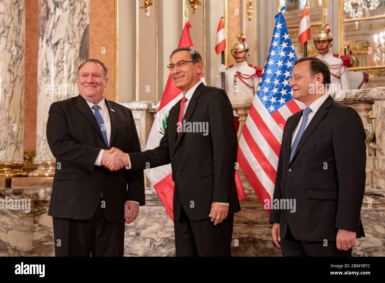 Le secrétaire Pompeo rencontre le président péruvien Vizcarra le secrétaire d'État américain Michael R. Pompeo se met la main au président péruvien Martin Vizcarra, à Lima, au Pérou, le 13 avril 2019. Banque D'Images