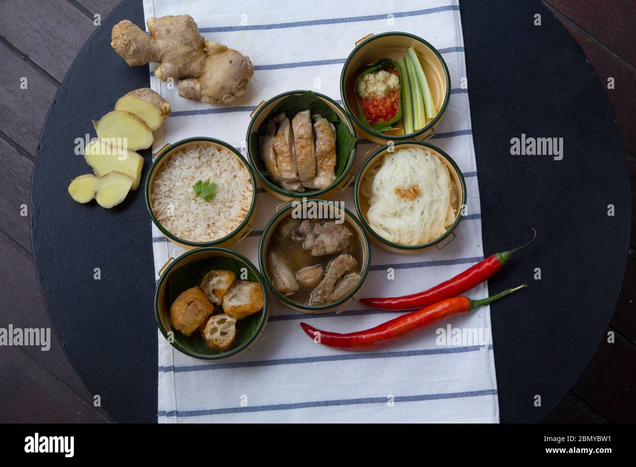 Cuisine asiatique maison chaleureuse déjeuner avec des accessoires de gingembre et de piment Banque D'Images
