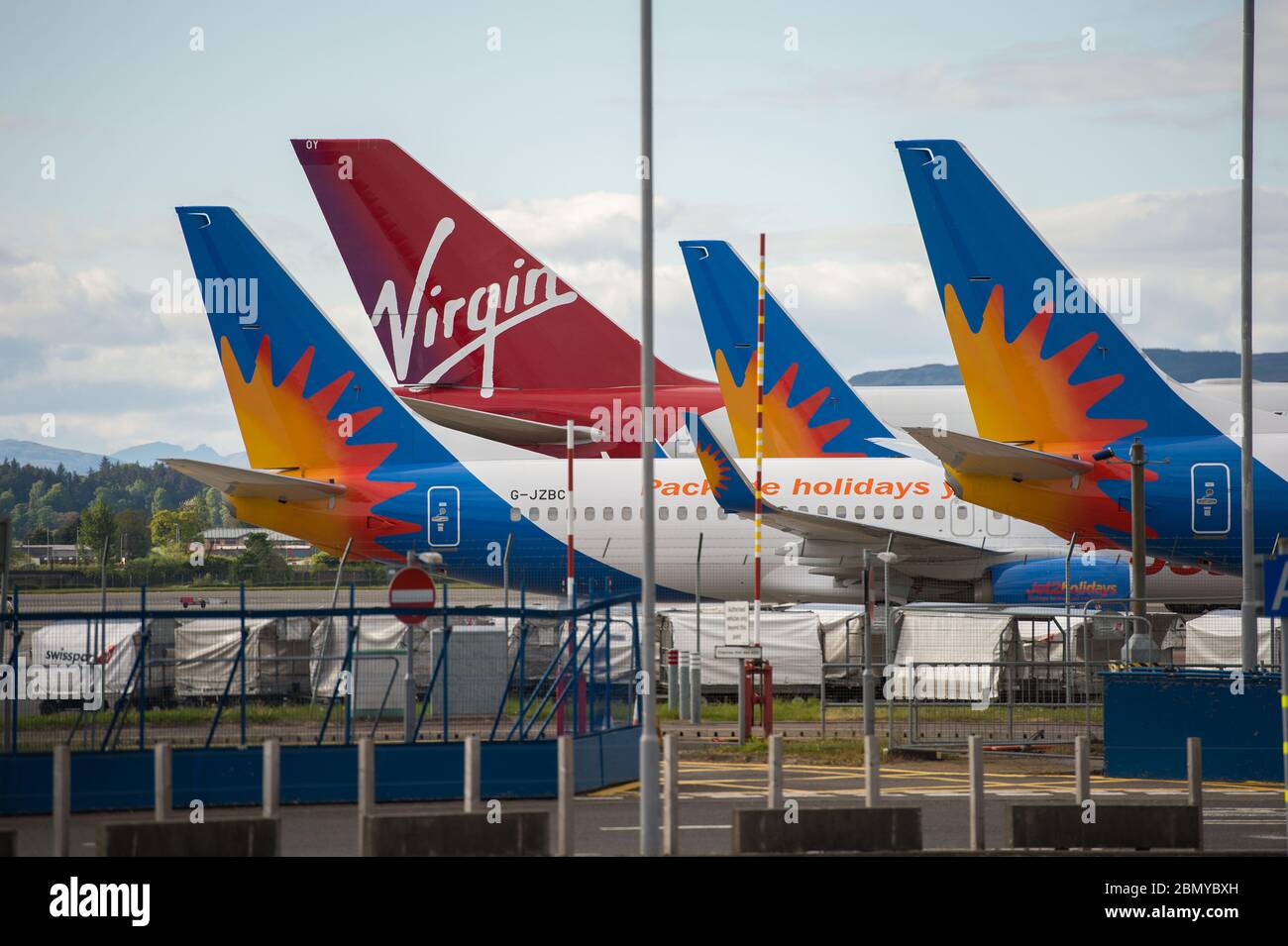 Glasgow, Royaume-Uni. 11 mai 2020. Photo : Virgin Atlantic déplace davantage son avion vers l'aéroport de Glasgow pour l'entreposage pendant le confinement prolongé du coronavirus (COVID19). Deux Boeing 747-400 et deux Airbus A330-300 sont vus sur le Tarmac. Jusqu'à présent, Virgin Atlantic a annoncé qu'elle fermera indéfiniment ses activités à l'aéroport de Gatwick, ce qui aura des répercussions considérables pour d'autres compagnies aériennes et le sud de l'Angleterre. Crédit : Colin Fisher/Alay Live News Banque D'Images