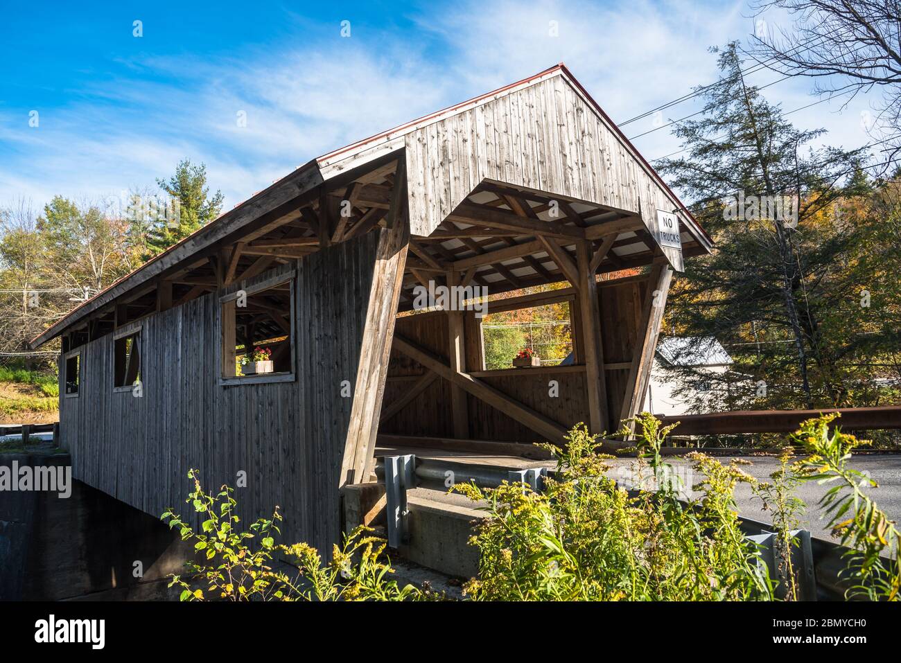 Pont couvert en bois historique dans la campagne du Vermont, par une journée d'automne claire Banque D'Images