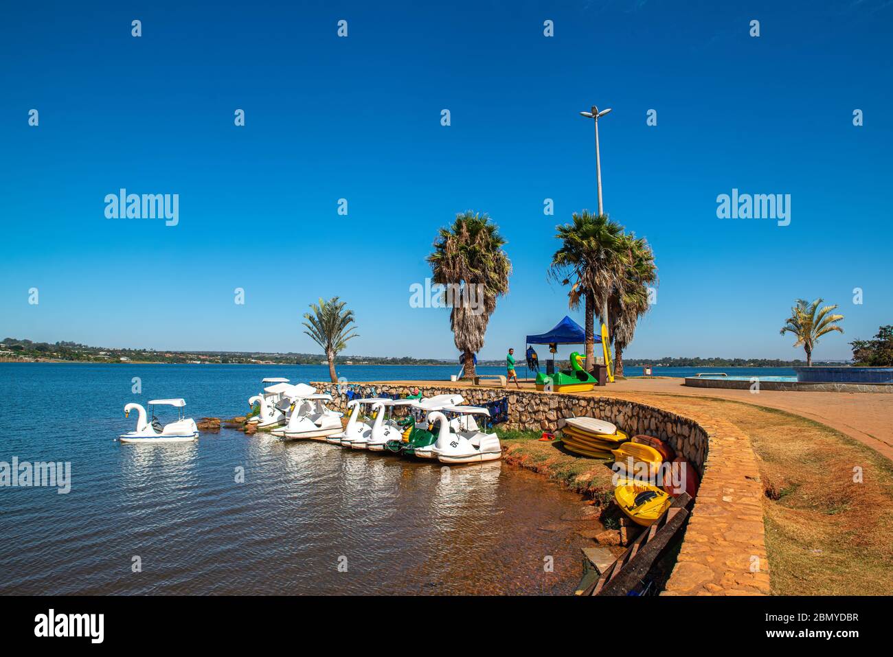 Brasilia, DF, Brésil. Pédalo sur le lac Paranoa. Banque D'Images