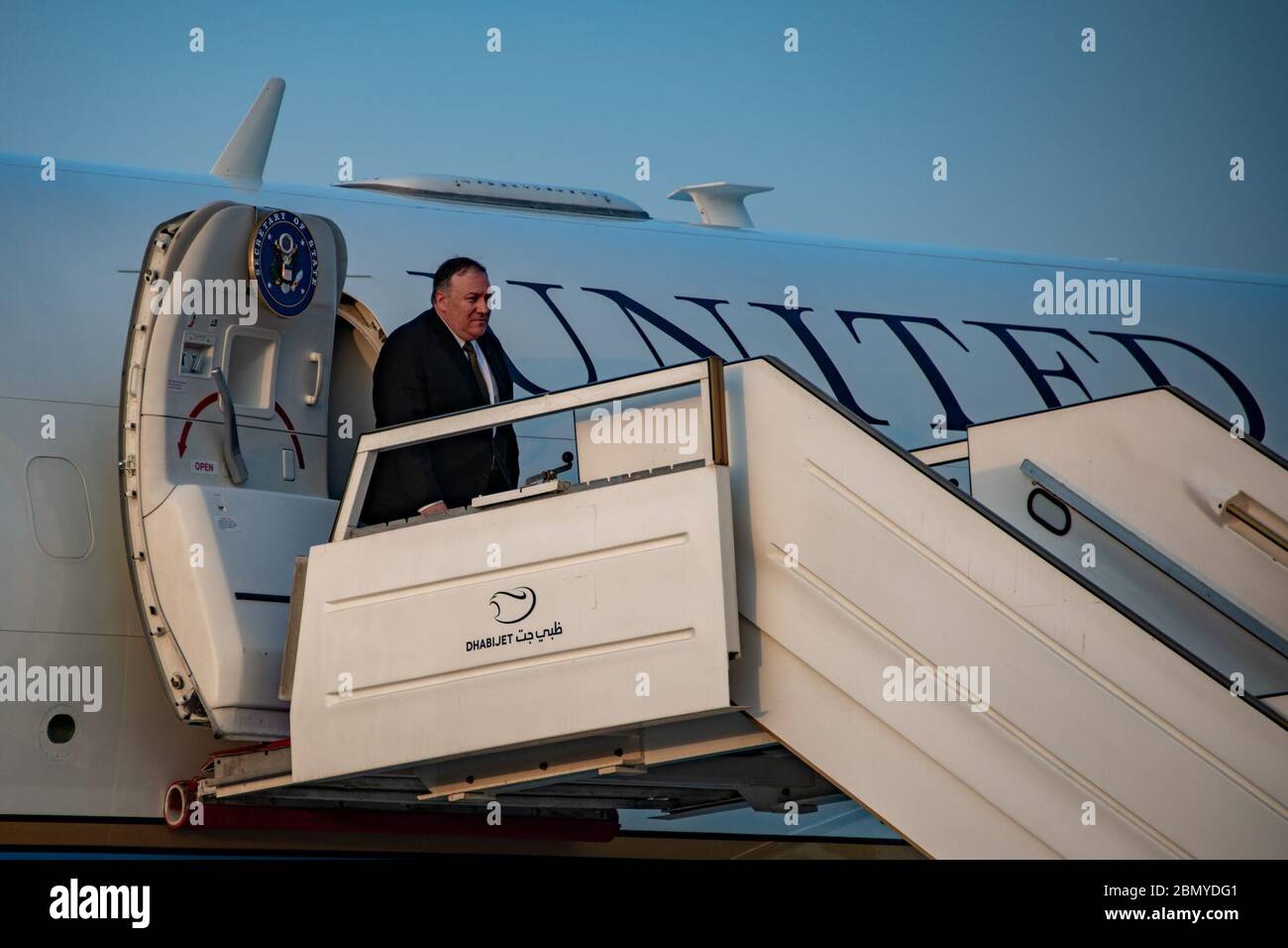 Le 24 juin 2019, le secrétaire d'État américain Mike Pompeo est arrivé à Abu Dhabi, aux Émirats arabes Unis, où il a été accueilli par le chargé d'affaires Steven C. Bondy dans le cadre de sa visite diplomatique dans la région. Banque D'Images