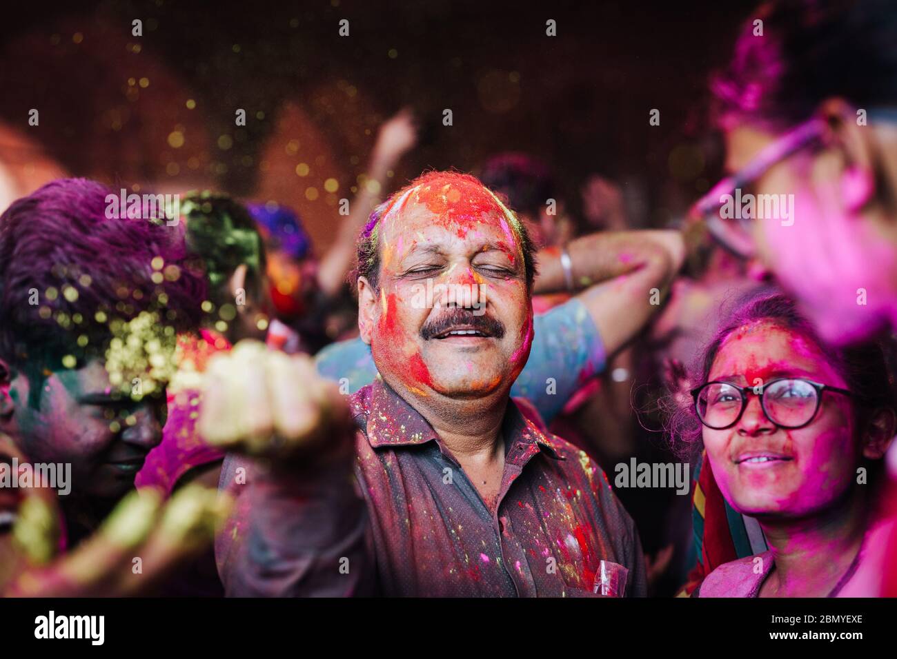 Les gens célèbrent Holi, le festival des couleurs à Jaipur, en Inde Banque D'Images