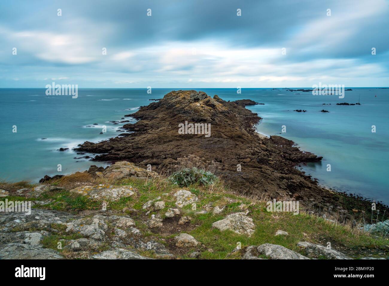 Vue sur un cap rocheux sur l'océan Atlantique. Situé en Bretagne, en France. Ce cap s'appelle Pointe du décolleté. Prise de vue avec une technique d'exposition longue. Banque D'Images