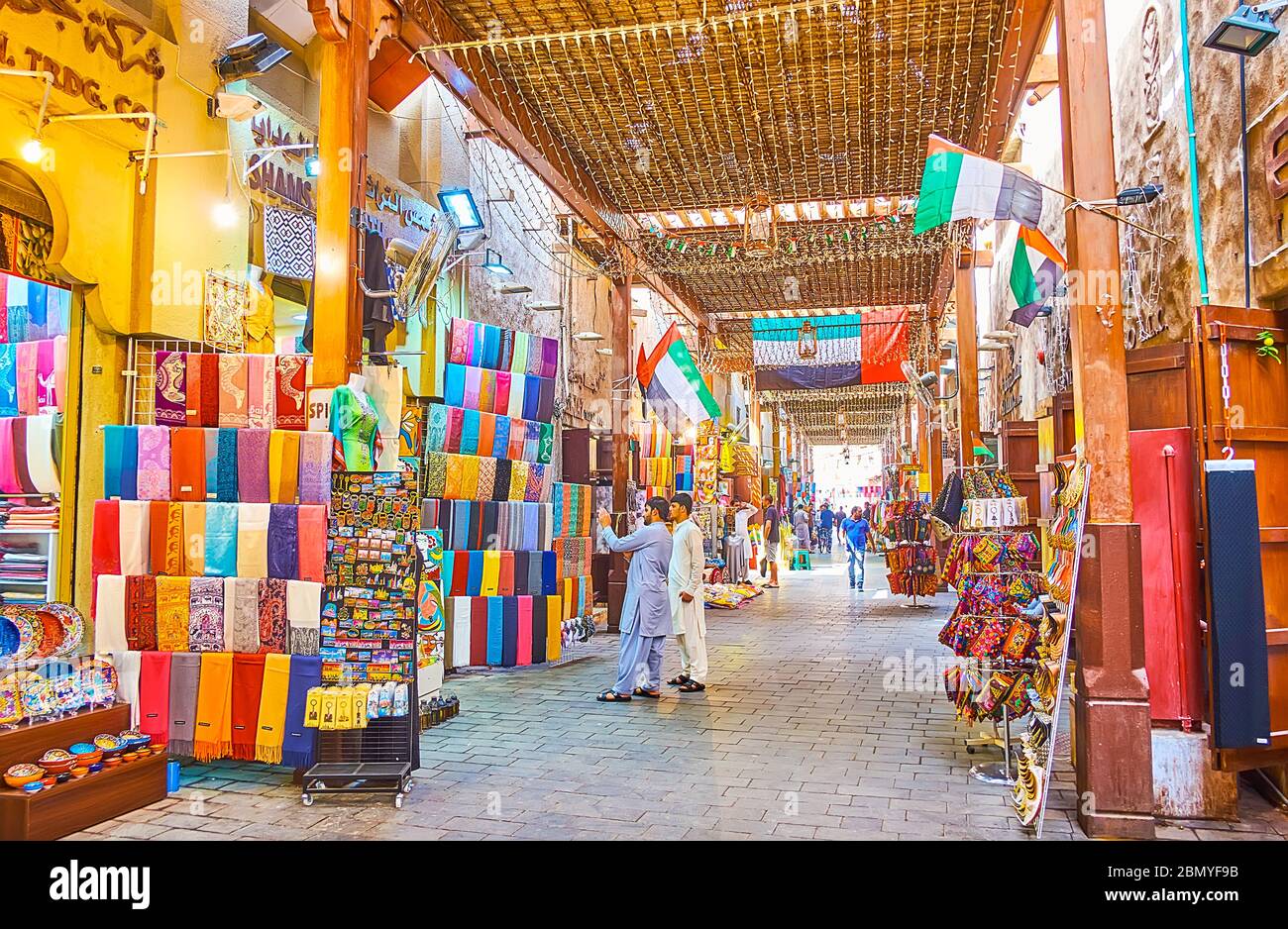 DUBAÏ, Émirats Arabes Unis - 2 MARS 2020 : promenez-vous dans l'ancienne  allée de Bur Dubai Grand Souq, choisissez les souvenirs, aimants, foulards  en cachemire, poterie et accessoires, o Photo Stock - Alamy