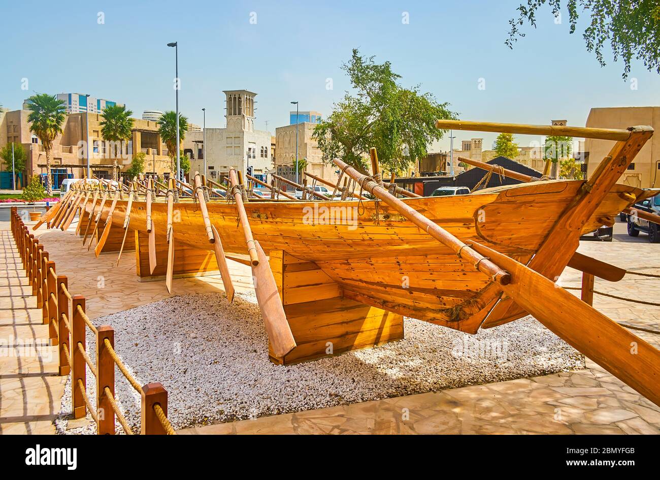 Le bateau de course à l'aviron avec des pagaies en bois se trouve sur la petite place du quartier d'Al Fahidi, Dubaï, Émirats arabes Unis Banque D'Images