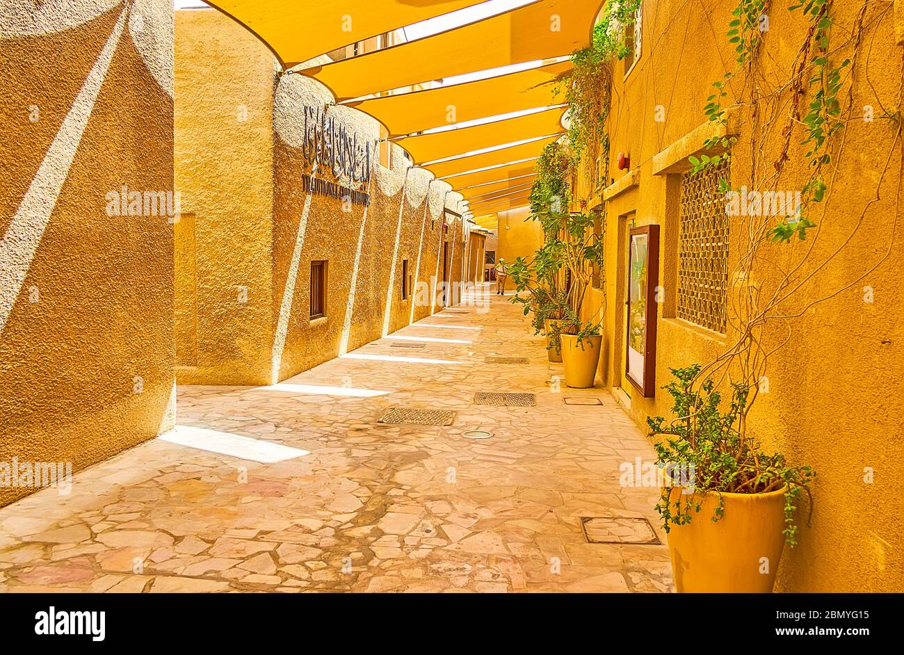 DUBAÏ, Émirats Arabes Unis - 2 MARS 2020 : il est facile de se perdre, en marchant dans les rues étroites et chaotiques du quartier historique d'Al Bastakiya (Al Fahidi) Banque D'Images