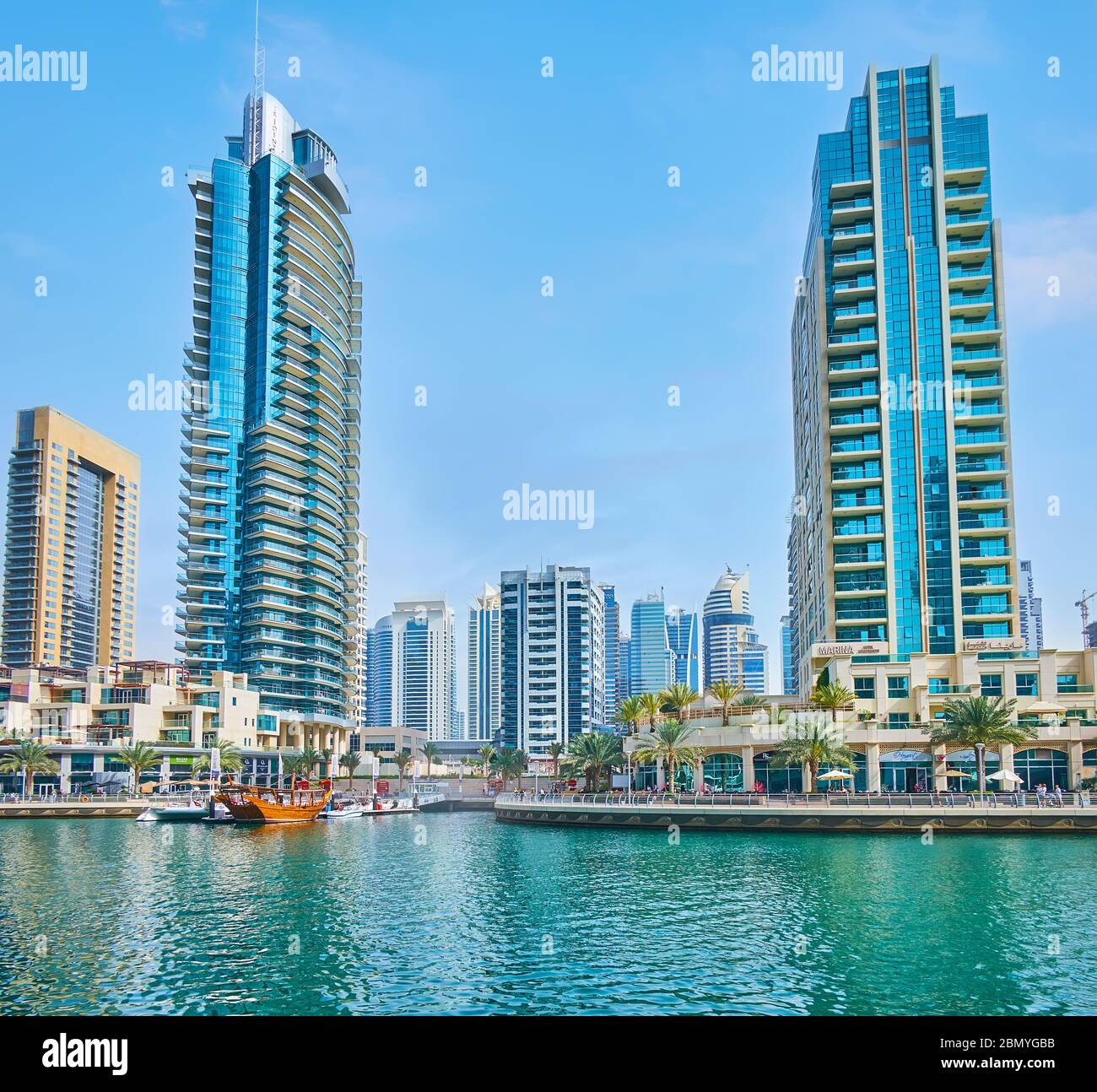 DUBAÏ, Émirats Arabes Unis - 2 MARS 2020 : le canal de la marina de Dubaï avec vue sur le petit port de la Charte de Bristol, les hauts immeubles en verre et le quartier de Jumeirah la Banque D'Images