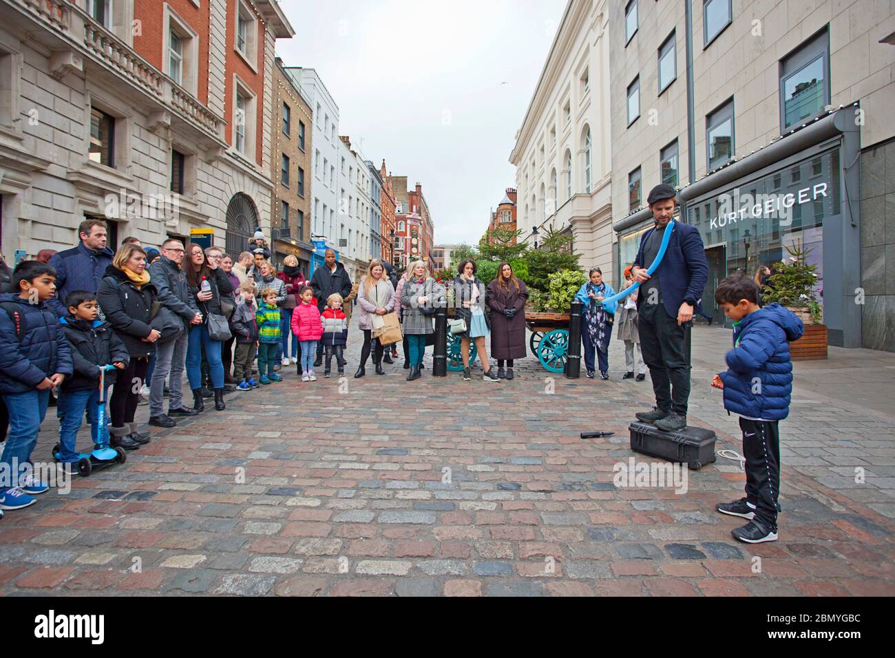 Busker divertissant la foule dans Covent Garden Banque D'Images