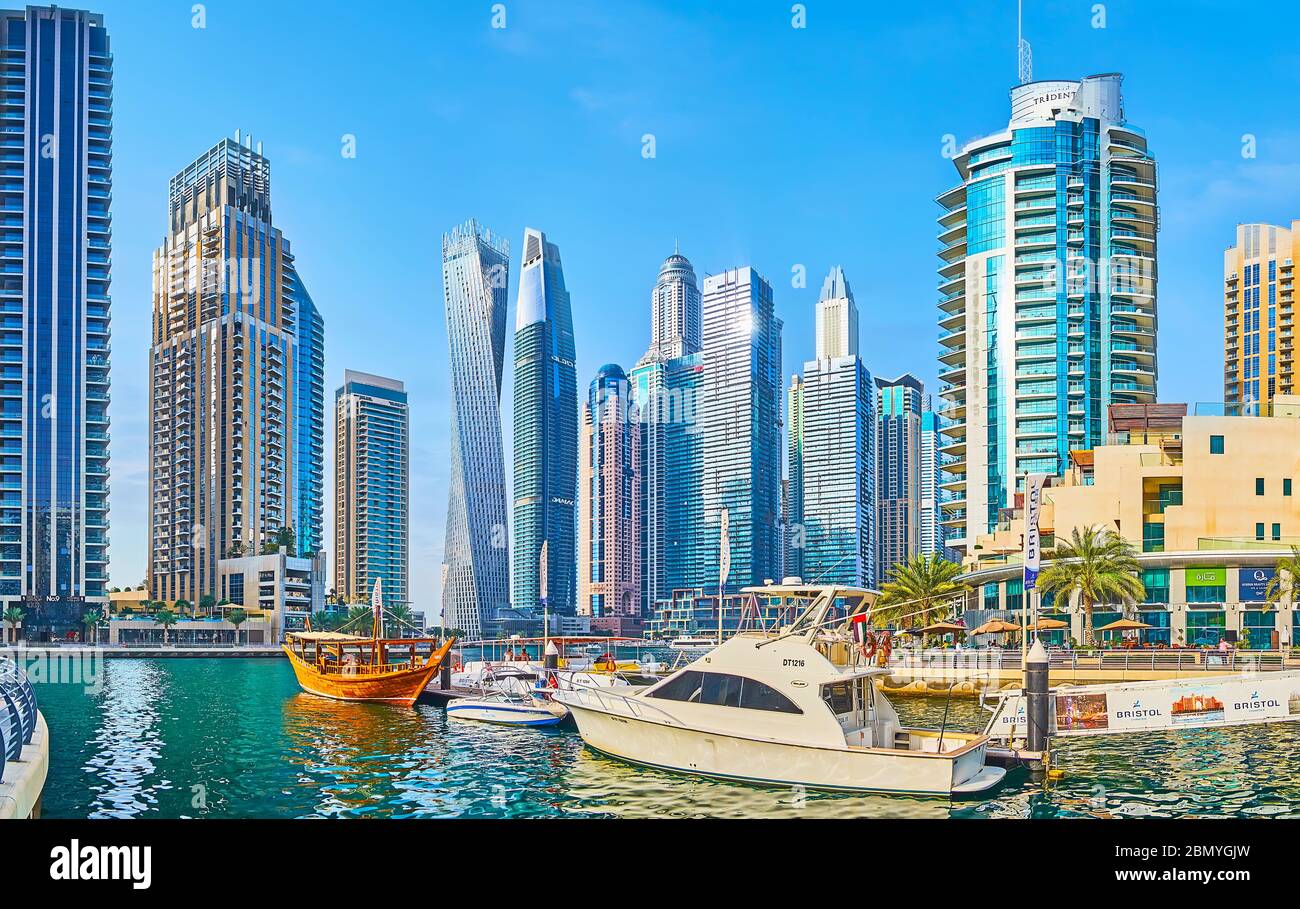 DUBAÏ, Émirats Arabes Unis - 2 MARS 2020 : Dubai Marina Cityscape avec vue sur le canal, port de Bristol Charter avec bateau en bois amarré et bateaux à moteur, sur Ma Banque D'Images