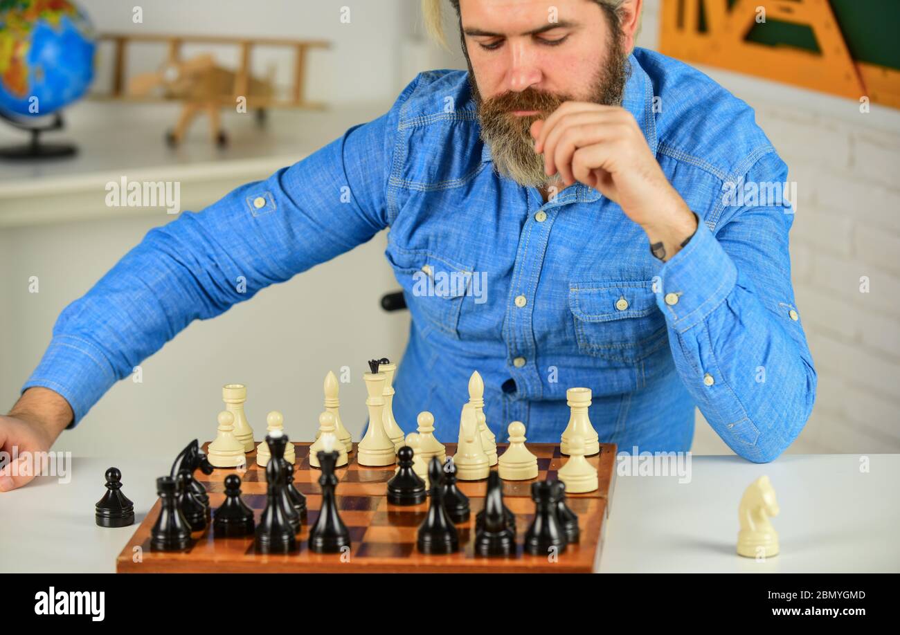 Un mauvais déplacement annule les bons. Leçon d'échecs. Concept de stratégie. Jouer aux échecs. Passe-temps intellectuel. Figures sur un échiquier en bois. Réfléchir à l'étape suivante. Logiques de développement. Apprendre jouer échecs. Banque D'Images