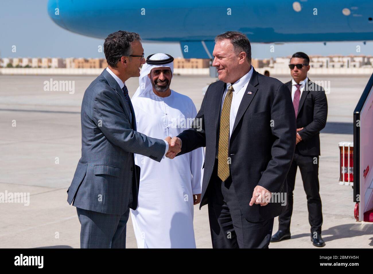 Le 19 septembre 2019, le secrétaire d'État américain Mike Pompeo est arrivé à Abu Dhabi, aux Émirats arabes Unis, et a été accueilli par le chargé d'affaires Steven Bondy, entamant sa visite diplomatique dans la région. Banque D'Images
