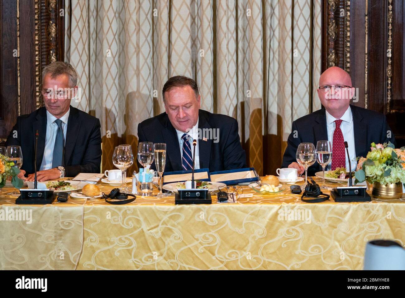 Le secrétaire Pompeo organise un dîner transatlantique à New York le secrétaire d’État américain Michael R. Pompeo organise un dîner transatlantique à l’hôtel Palace, à New York, le 25 septembre 2019, au cours de la semaine de haut niveau de la 74e session de l’Assemblée générale des Nations Unies. Banque D'Images