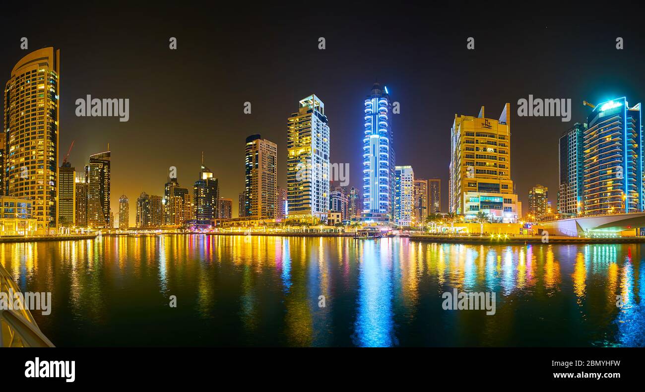 DUBAÏ, Émirats Arabes Unis - 2 MARS 2020 : vue panoramique en soirée du quartier à la mode de la marina de Dubaï, célèbre pour ses immeubles résidentiels de luxe, restaurant Banque D'Images