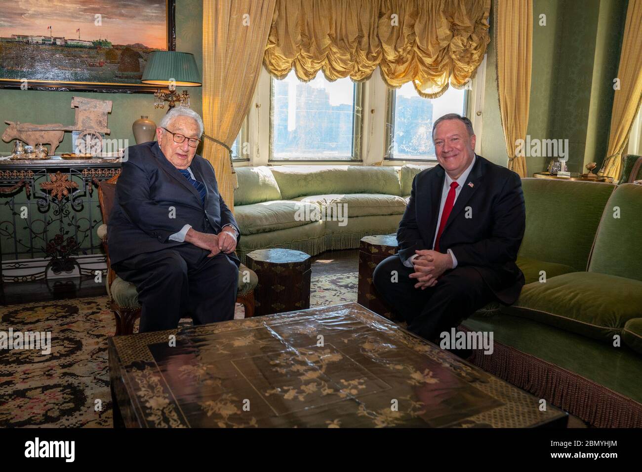 Le secrétaire Pompeo rencontre l'ancien secrétaire d'État Henry Kissinger le secrétaire Michael R. Pompeo rencontre l'ancien secrétaire d'État Henry Kissinger lors de la 74e Assemblée générale des Nations Unies, à l'hôtel Palace, à New York, le 27 septembre 2019. Banque D'Images