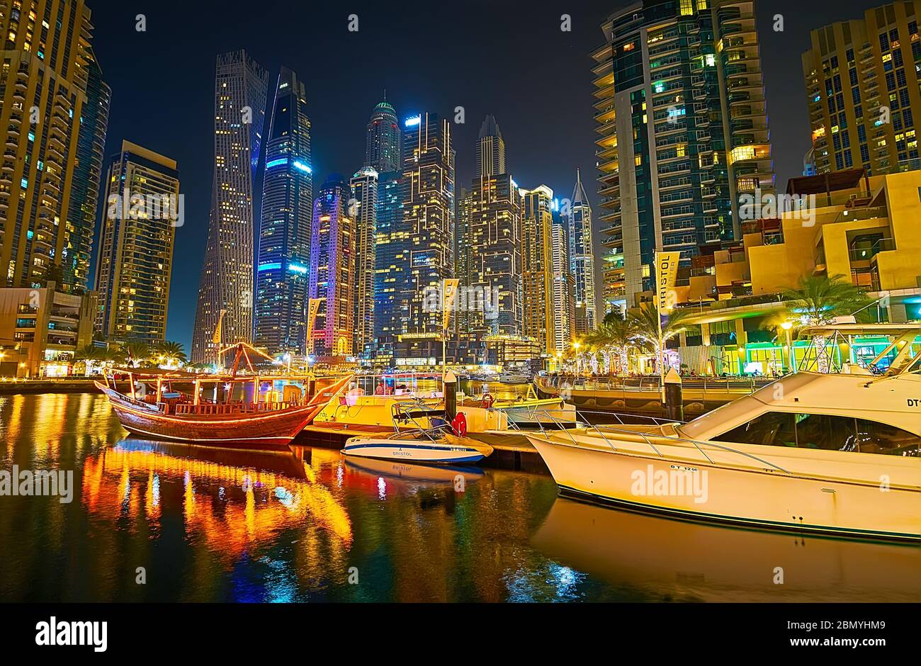 DUBAÏ, Émirats Arabes Unis - 2 MARS 2020 : les bateaux et leur réflexion sur la surface du port de la Charte de Bristol de la Marina de la soirée de Dubaï, le 2 mars à Dubaï Banque D'Images