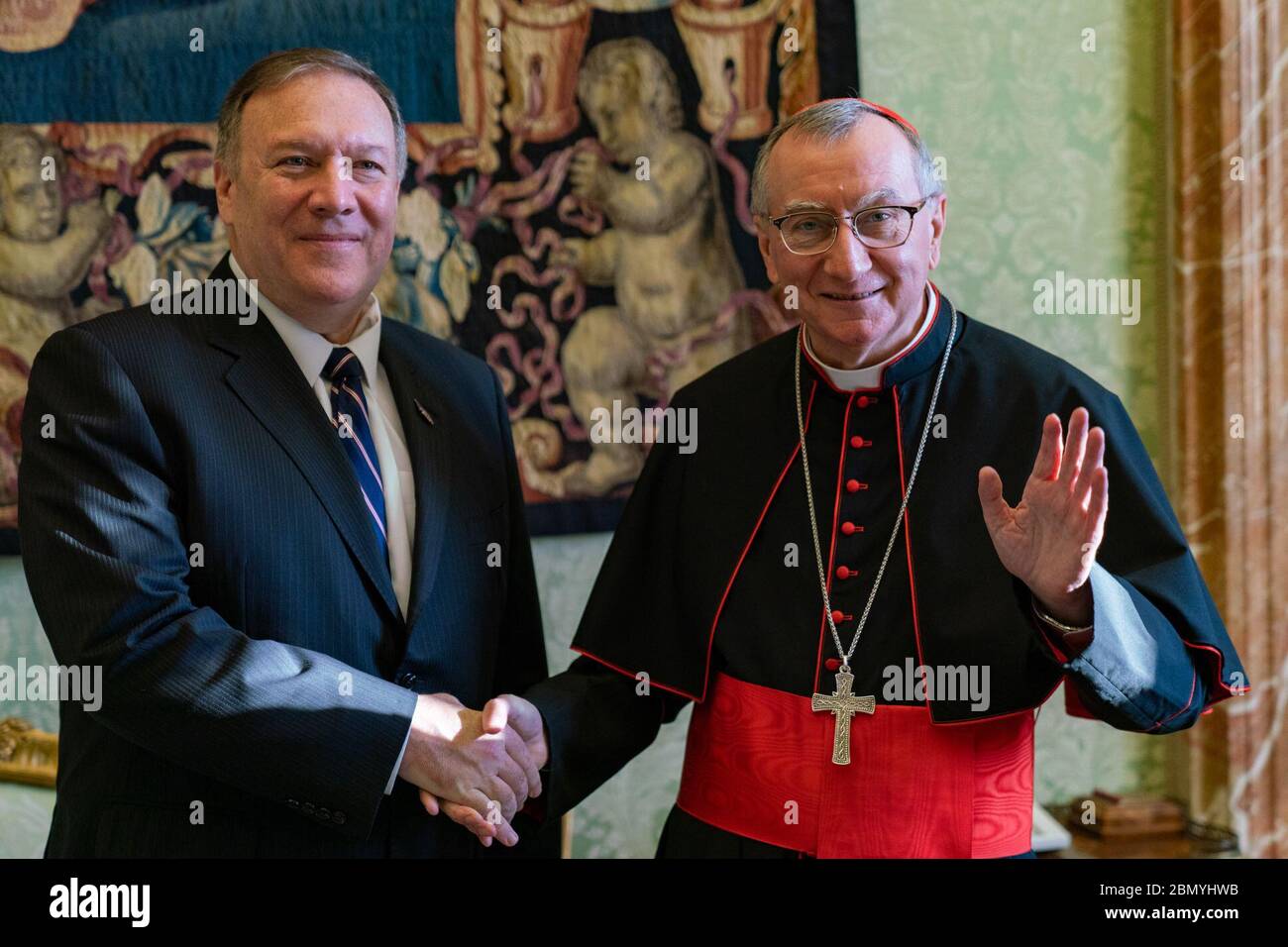 Le secrétaire Pompeo tremble la main avec le cardinal Parolin le secrétaire américain Michael R. Pompeo tremble la main avec le cardinal Pietro Parolin, secrétaire d’État du Vatican, à la Cité du Vatican, le 2 octobre 2019. Banque D'Images