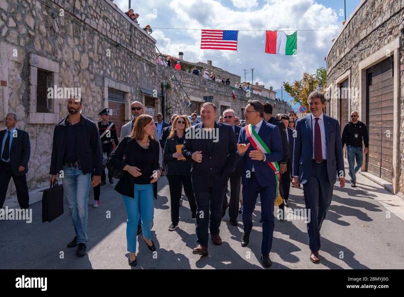 La secrétaire Pompeo visite le monument commémoratif de la guerre mondiale de Pacentro le secrétaire d'État américain Michael R. Pompeo et Mme Susan Pompeo visitent le monument commémoratif de la guerre mondiale de Pacentro, en Italie, le 3 octobre 2019. Banque D'Images